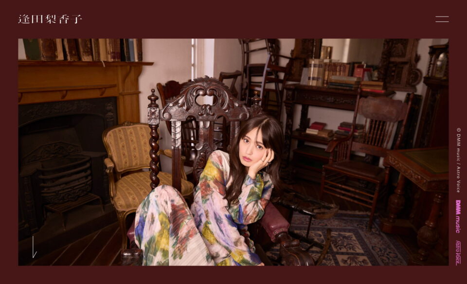 RIKAKO AIDA Official WebsiteのWEBデザイン